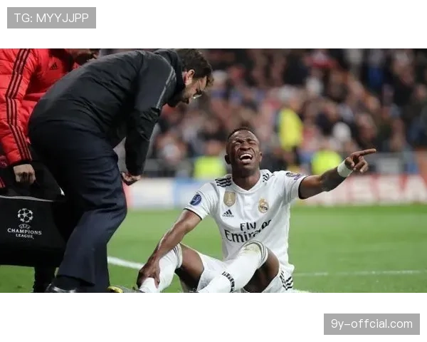 维尼修斯突破造点后伤退,伯纳乌球场瞬间陷入沉寂 维尼修斯突破造点后伤退,伯纳乌球场瞬间陷入沉寂